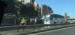 Катастрофа между кола и пътнически автобус блокира булевард в София