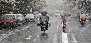 Сняг блокира трафика и затвори училищата в Техеран (СНИМКИ)