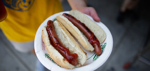 Студентки поставиха рекорд по далечно хвърляне на хотдог (ВИДЕО)