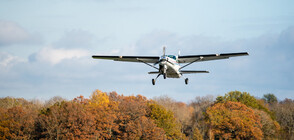 Малък самолет падна в градина в задния двор на къща в шведския град Ронебю