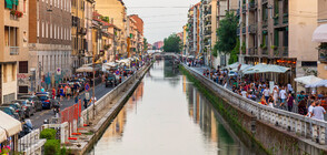 Хиляди банкноти се понесоха по канал в Милано (СНИМКА)