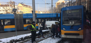 Кола се заби в трамвай в София (СНИМКИ)