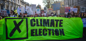 Екоактивисти се залепиха за улично платно в Лондон