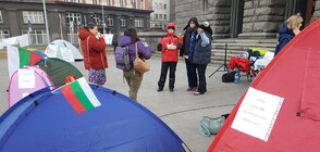 Здравни работници пренощуваха пред МС, Борисов ще се срещне с тях (ВИДЕО+СНИМКИ)