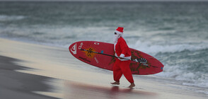 Дядо Коледа смени шейната със... сърф (ВИДЕО)