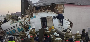 Две бебета са спасени от падналия самолет в Казахстан (ВИДЕО+СНИМКИ)