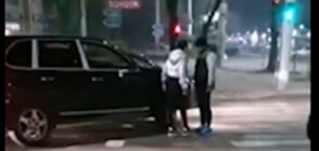 ШАМАРИ НА ПЪТЯ: Жена нападна мъж след засичане на натоварено кръстовище в Русе