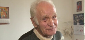 Възрастен мъж от Казанлък събра близо 500 писма с автографи от популярни личности