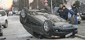 Кола се обърна по таван при катастрофа в София (СНИМКИ)