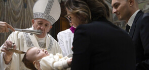 Папата кръсти 32 бебета в Сикстинската капела (СНИМКИ)