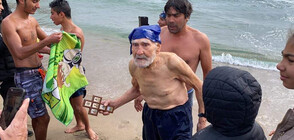 93-годишен спасител хвана кръста на Йордановден по стар стил (ВИДЕО)