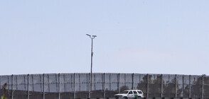 Силен вятър събори част от граничната стена между САЩ и Мексико (СНИМКИ)