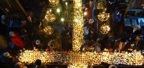 В ДЕНЯ НА ПЧЕЛАРЯ: Огнен кръст от над 2000 буркана с мед в благоевградската църква (СНИМКИ)