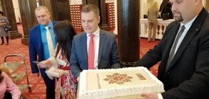 Мартенска торта от ВМРО за журналистите в парламента (СНИМКИ)