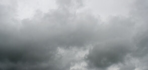 Облачно и със слаби валежи на Никулден