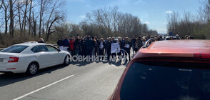 Жители на село Росен протестират на пътя Бургас-Созопол (ВИДЕО+СНИМКИ)