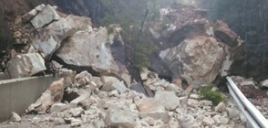 Свлачище блокира пътя Борино - село Чала