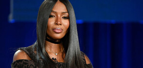 Наоми Кембъл се показа с прилепнала към тялото рокля (ВИДЕО)