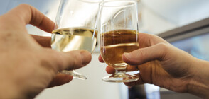 Актьор от "Игра на тронове" замери жена си с чаша при скандал в самолет