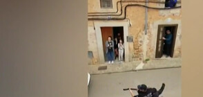 Полицаи пяха и свириха на блокираните на остров Майорка