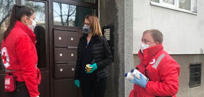 Фандъкова доставя храна и лекарства на възрастни хора (СНИМКИ)