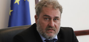 Глобиха министъра на културата, пушил на работното си място