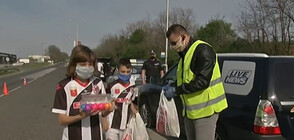 Футболисти от детската школа на Локомотив с жест към дежурни полицаи