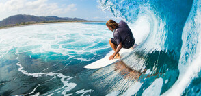 НАПУК НА ПАНДЕМИЯТА: Сърфисти се спуснаха по вълните в Калифорния (ВИДЕО)