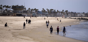 Калифорния отвори плажовете, Вашингтон удължи забраните