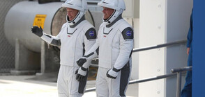 Двамата астронавти в капсулата на SpaceX я кръстиха "Индевър"