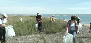 Започна мащабно почистване на най-дългата плажна ивица в Поморие