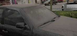 Улиците в 16 града се покриха с пепел след изригването на вулкан в Eквадор (ВИДЕО)