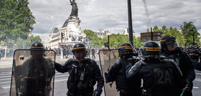 Френски полицаи отново хвърляха белезници на земята в знак на протест (ВИДЕО)