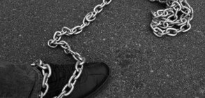 Намериха 14-годишното момиче, завързано с верига на крака в двора на училище (ВИДЕО)