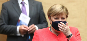 Ангела Меркел с тематична маска (СНИМКИ)