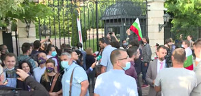 Активисти на „Да, България” с акция пред хотел „Берлин”