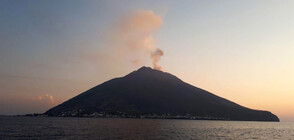 Мощна експлозия на вулкана Стромболи (ВИДЕО+СНИМКИ)
