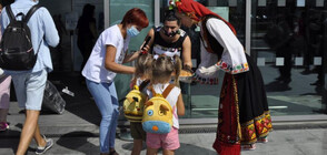 Посрещнаха украински туристи на летище Бургас с питка и фолклорни песни (СНИМКИ)
