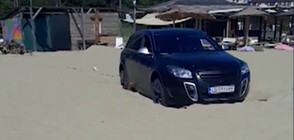 ЗАРАДИ СНИМКА НА ФОНА НА МОРЕТО: Кола паркира на плажа в Шкорпиловци (ВИДЕО)