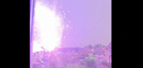 Семейство засне падането на мълния между къщите (ВИДЕО)