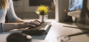 Жена мами дарители, използвайки различни самоличности в интернет