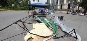 Разрушиха палатковия лагер на протестиращите до Ректората (ВИДЕО+СНИМКИ)