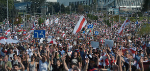 Помощник на Лукашенко разговаря с протестиращите