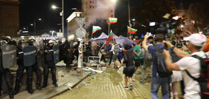 ЕСКАЛАЦИЯ: Бомби, столове, колела и павета срещу полицията, последваха арести (ВИДЕО+СНИМКИ)