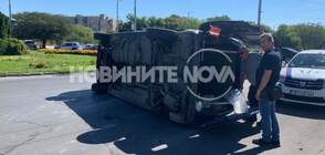 Бус се преобърна след удар с кола в Пловдив (СНИМКИ)