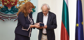 Големият Антон Дончев - с почетен плакет за огромен принос в културата и духовността (СНИМКИ)