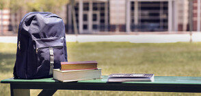 ОТКРИТ ПЪРВИ УРОК: Първокласници в Казанлък учиха навън