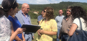Министър Димитров провери склад за пестициди край село Бели мел (СНИМКИ)