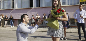 Учителка получи предложение за брак на първия учебен ден (СНИМКИ)