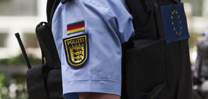 Отстраниха 29 германски полицаи заради колажи с бежанци в газови камери